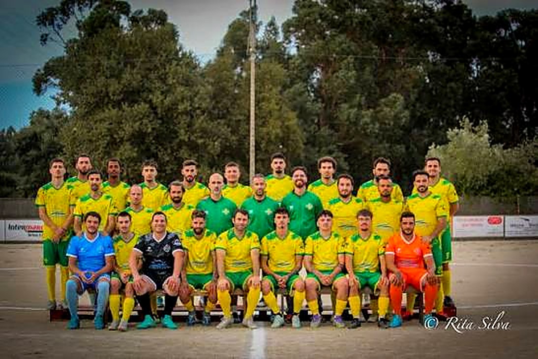 Fotografia de grupo do plantel sénior do Desportivo de Canelas FC, de equipamento amarelo e verde, no relvado